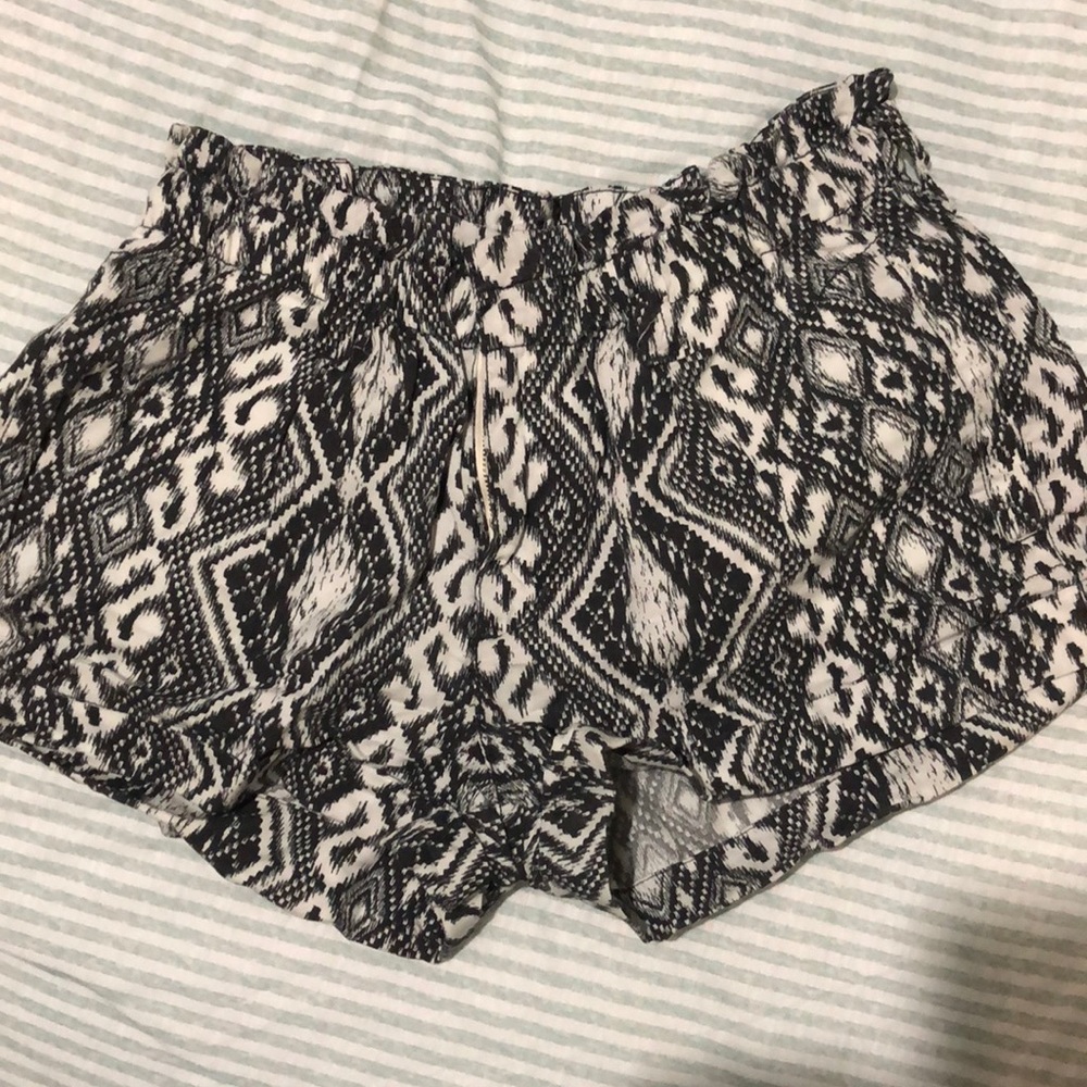 Patterned AE shorts with elastic waistband
